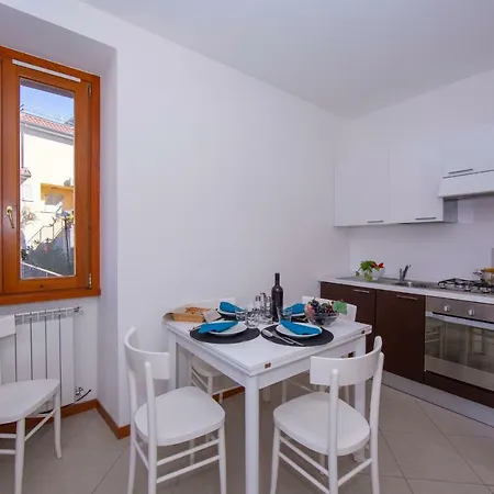 Fiumelatte Sleeps 4 Air Con Wifi דירה ורנה