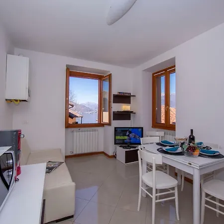 Fiumelatte Sleeps 4 Air Con Wifi דירה ורנה