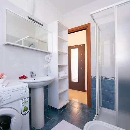 דירה Fiumelatte Sleeps 4 Air Con Wifi ורנה