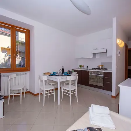 Fiumelatte Sleeps 4 Air Con Wifi * ורנה